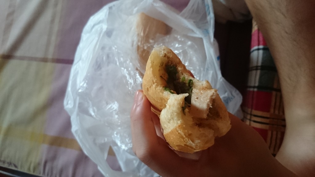 Pouliční banh mi ve Vietnamu stojí jen 10,-. Není ale tak dobrý a bohatý na suroviny. 